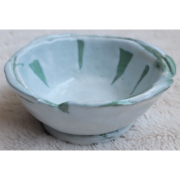 White and green ceramic bowl - Picture 1 of 15